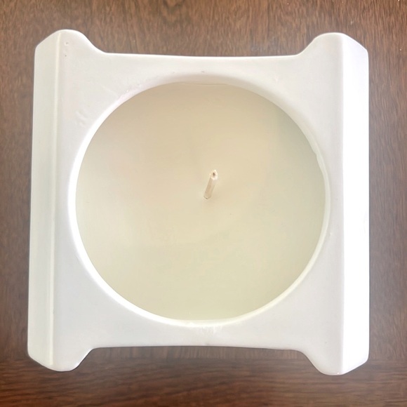 New Sand & Paws 14 oz Winter White Dog House Scented Candle - Picture 4 of 5